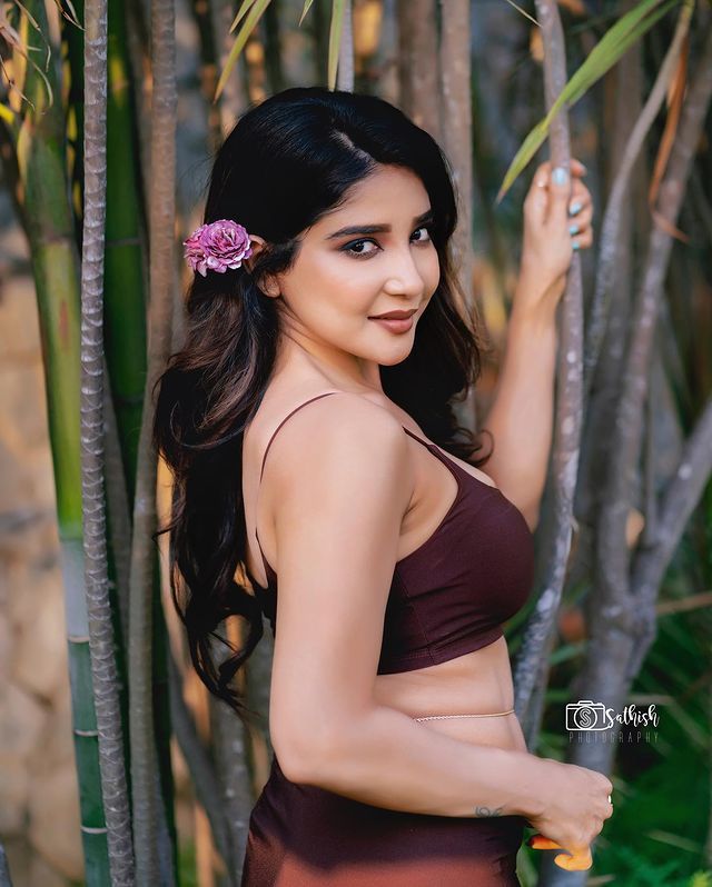Staggering Poses Of Sakshi Agarwal